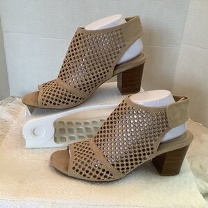 EUC Kim Rogers Susie suede bone/ tan blocked heel gold bling sz 9.5